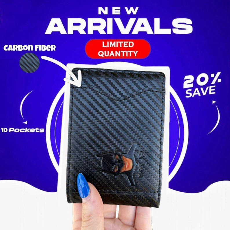 Może przedstawiać: Czarny portfel z wł&oacute;kna węglowego z 10 kieszeniami. Portfel ma wzorzystą fakturę i logo Batmana. Tło jest niebieskie z napisami "NEW ARRIVALS" i "LIMITED QUANTITY".