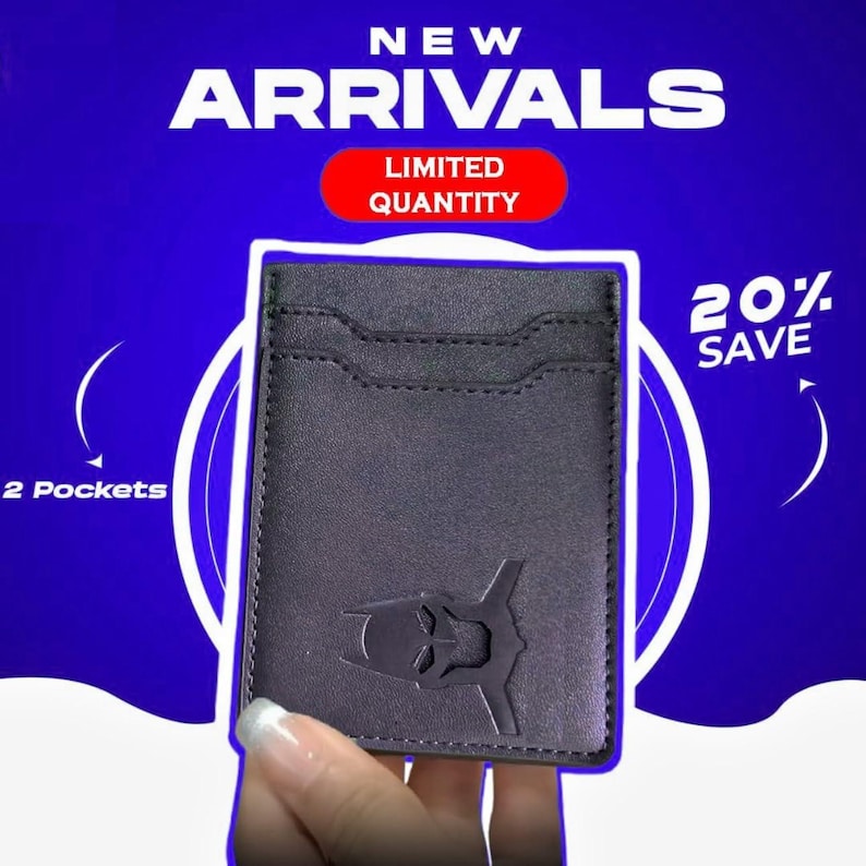 Może przedstawiać: Czarny sk&oacute;rzany portfel na karty z dwiema kieszeniami, ze stylizowanym emblematem. Obraz zawiera tekst "NEW ARRIVALS" i "LIMITED QUANTITY". Wyświetlana jest r&oacute;wnież promocja "20% SAVE".