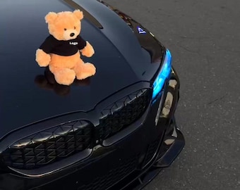 Oso de peluche con emblema de coche: regalo para los amantes de los automóviles.