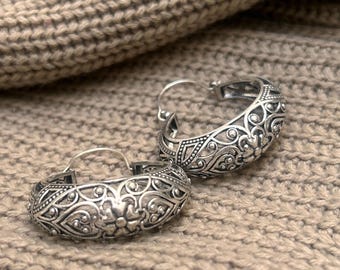 Utsmyckade ringörhängen för kvinnor • Blommiga örhängen i 925 sterlingsilver • Etniska bohemiska smycken • Breda statementörhängen i oxiderat silver