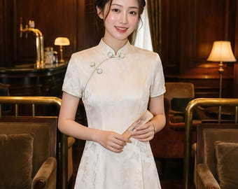 Cheong Sam (Qi Pao) de talla personalizada: Qipao blanco estilo chino de corte A para eventos formales.