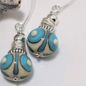 Pendientes de lámpara azul y crema, (vidrio soplado a mano) #793