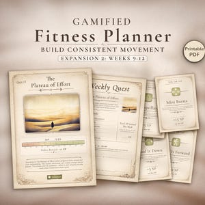 Op de afbeelding: Een gegamificeerde fitnessplanner met de titel "Fitness Planner" en de tekst "Build Consistent Movement". De planner bevat kaarten met titels als "The Plateau of Effort" en "Weekly Quest". Het ontwerp heeft een vintage esthetiek met een beige kleurenschema.