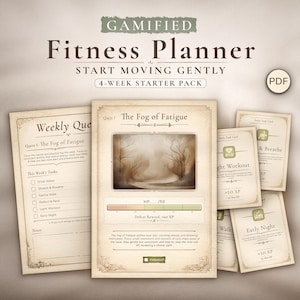 Pode incluir: Um planejador de fitness gamificado com o texto "Fitness Planner" e "Start Moving Gently". O pacote inicial de 4 semanas inclui uma busca semanal, cartões de tarefas diárias e um download em PDF. O design apresenta uma estética vintage com uma ilustração de névoa.