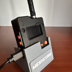 Seeed Wio Tracker L1 Pro Stand, Meshtastic Node Holder with Custom Callsign, GPS Tracker Desk Accessory