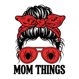 Peut inclure: Une illustration graphique d'un chignon décoiffé avec un bandeau rouge orné de toiles d'araignées et de silhouettes de chauves-souris noires. Le motif inclut des lunettes aviateur rouges avec des araignées noires et le texte MOM THINGS en noir.
