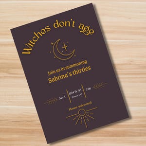 Op de afbeelding: Een witte keramische mok met een zwart handvat en de tekst "But First, Coffee" in handschriftstijl. De mok staat op een wit oppervlak. De mok is 10 cm hoog.