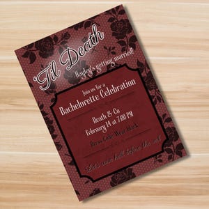 Könnte beinhalten: Eine bordeauxrote und schwarze Einladung für eine Junggesellinnenabschiedsfeier. Die Einladung enthält den Text "Til Death" und "Hayley's getting married!" in eleganter Schrift. Die Einladung enthält Details für die Veranstaltung, einschließlich des Dresscodes: Wear Black.