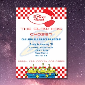 Op de afbeelding: Een rechthoekige uitnodiging met een rood-witte geblokte rand en een sterrenachtergrond. De uitnodiging bevat het Pizza Planet-logo, de tekst "THE CLAW HAS CHOSEN" en details voor een verjaardagsfeest.