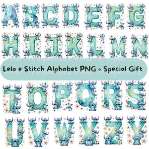 Op de afbeelding: Een complete alfabetset met letters in aquarel-stijl in tinten turquoise en blauw. Elke letter is versierd met een stripfiguur en bloemaccenten. De tekst "Lelo e Stitch Alphabet PNG + Special Gift" wordt weergegeven.