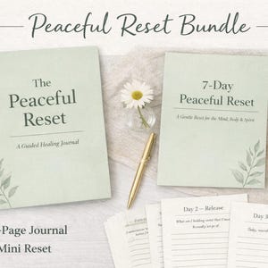 Könnte beinhalten: Ein "Peaceful Reset Bundle" mit zwei hellgrünen Journalen, betitelt mit "The Peaceful Reset" und "7-Day Peaceful Reset". Das Bild zeigt einen goldenen Stift, eine kleine Vase mit einer Gänseblümchen und lose Blätter. Die Journale haben botanische Illustrationen.