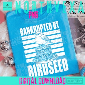 Op de afbeelding: Een felblauw t-shirt met een witte afbeelding van een kleine vogel op een cilindervormige vogelvoederbak gevuld met zaden. De tekst BANKRUPTED BY BIRDSEED staat in witte hoofdletters boven en onder de illustratie van de vogel.