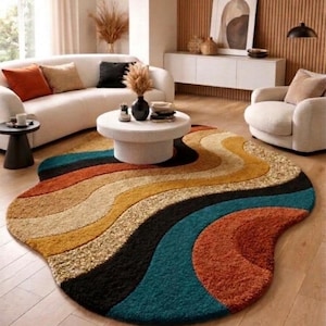 Könnte beinhalten: Ein farbenfroher, wellenförmiger Teppich im Retro-Design. Der Teppich hat eine Mischung aus Farben wie Türkis, Orange, Schwarz, Beige und Gold. Der Teppich liegt in einem Wohnzimmer mit weißen Möbeln und Holzböden.