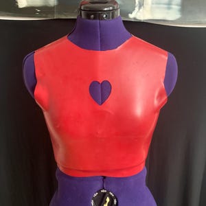 handgjord hjärtformad crop top i latex