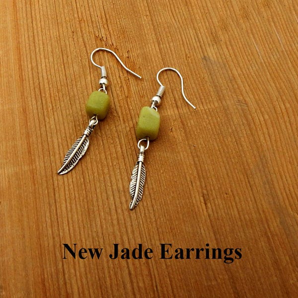 Jade und Silber Feder Ohrringe. Quadratische Jade Perle und Silber feder. Geschenk für sie. Geburtstagsgeschenk. Freundschaftsgeschenk. Handgefertigt einzigartig.