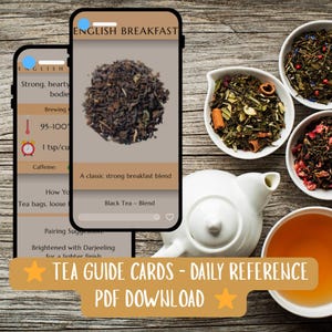 Peut inclure: Image présentant des éléments liés au thé. Deux smartphones affichent des informations sur le thé, avec le texte "English Breakfast". Plusieurs petits bols blancs contiennent du thé en feuilles, ainsi qu'une théière blanche et une tasse de thé. Le texte "TEA GUIDE CARDS - DAILY REFERENCE PDF DOWNLOAD" est affiché.
