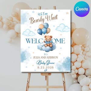 Pode incluir: Uma placa de boas-vindas para chá de bebê em um cavalete. A placa apresenta um ursinho de pelúcia segurando balões, nuvens e o texto "We Can Bearly Wait WELCOME TO JULIA AND ADDISON Baby Shower 8.22.2026". A placa tem um esquema de cores azul e bege.