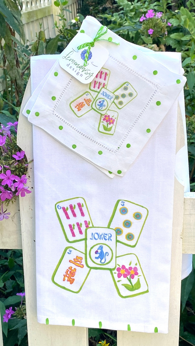 Peut inclure: Une serviette de th&eacute; blanche &agrave; pois verts avec un motif de cinq cartes &agrave; jouer color&eacute;es avec un singe sur la carte joker. Le texte "Lemondaisy Design" est sur une &eacute;tiquette blanche attach&eacute;e &agrave; la serviette.