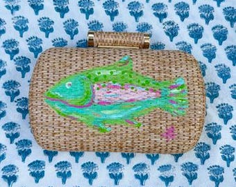Handgeschilderde regenboogforel vis rotan zomer clutch