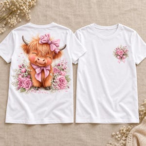 Könnte beinhalten: Ein weißes T-Shirt mit einer großen Grafik eines flauschigen braunen Hochlandrindes mit einer rosa Schleife und rosa Rosen auf der Rückseite sowie einer kleineren passenden rosa Blumenstrauß-Grafik auf der linken Brustseite.