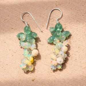 Örhängen med slät opal och smaragdmotiv i naturlig eld, Rondell-pärlor