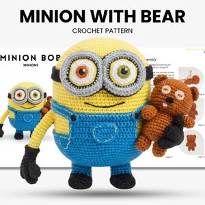 Puede incluir: Una muñeca Minion de ganchillo sosteniendo un pequeño oso de ganchillo. El Minion es amarillo con un peto azul, guantes negros y gafas grandes. El oso es marrón. El texto "MINION WITH BEAR CROCHET PATTERN" está en la parte superior.