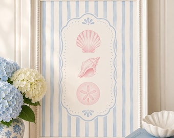 Conchas marinas rosas y dólar de arena estampado digitalmente sobre fondo de rayas azules.