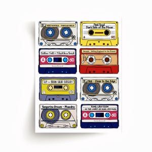 Può includere: Una stampa con otto musicassette colorate, ognuna con un titolo di album e un artista. Le cassette sono di vari colori, tra cui giallo, rosso, blu e beige. La stampa include il testo "Mike Oldfield - Tubular Bells" e "Pink Floyd - Dark Side of the Moon".