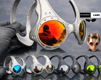 Gafas de sol Runwaylabs Over The Top FMJ Alien Oversized Blade Stallone Retro Goggles con lentes plateadas e iridiscentes.