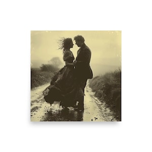 以下が含まれることがあります： 濡れた泥道で抱き合うカップルのセピア調プリント。女性は長い流れるようなドレスを着ており、男性は濃い色のコートを着ています。ぼやけた背景で、ロマンスと歴史劇の雰囲気を醸し出しています。