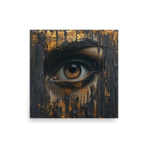 Puede incluir: Impresión artística cuadrada que presenta un primer plano de un ojo humano con iris marrón. La obra de arte está enmarcada por pintura texturizada negra y dorada, creando un efecto dramático. El ojo está detallado con pestañas y cejas visibles.