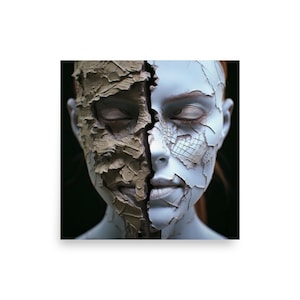 Może przedstawiać: Surrealistyczny wydruk artystyczny przedstawiający podzieloną twarz. Jedna strona jest teksturowana i brązowa, druga blado-niebieska z popękaną skórą. Oczy są zamknięte, na czarnym tle.