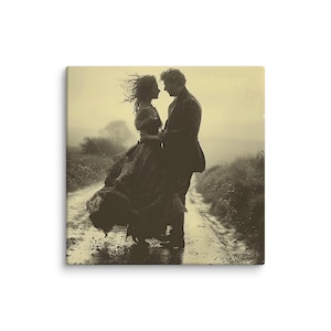 以下が含まれることがあります： セピア色のキャンバスプリント。濡れた泥道で抱き合うカップルが描かれています。女性はロングドレス、男性はスーツ姿。背景にはぼやけた野原と空があり、ロマンスとノスタルジーを呼び起こすシーンです。