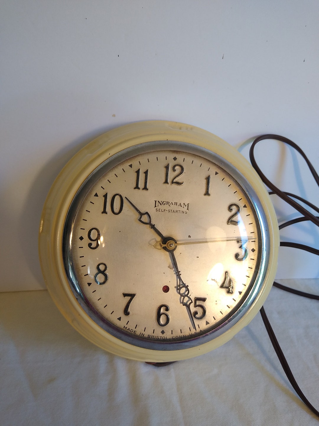 Vintage Art Deco Ingraham Electric Wall Clock 8 Diameter White Enamel