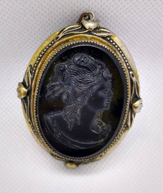 Lovely Vintage Large Chunky Cameo Pin Pendant Blac