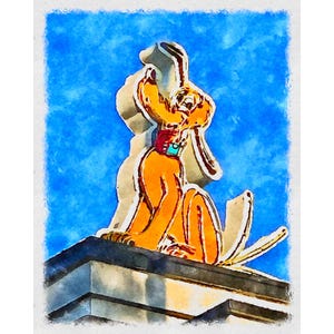 Może przedstawiać: Akwarela przedstawiająca postać z kreskówki psa w kolorze pomarańczowym i beżowym, z czerwoną obrożą i turkusowymi akcentami, na tle jasnoniebieskiego nieba. Pies siedzi na szarym dachu.