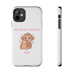Könnte beinhalten: Weißes Handycase mit einer Cartoon-Illustration von zwei sich umarmenden Affen, umgeben von rosa Herzen. Der Text "YOU'RE MY FAVORITE" und "HUG" ist in rosa Schrift.