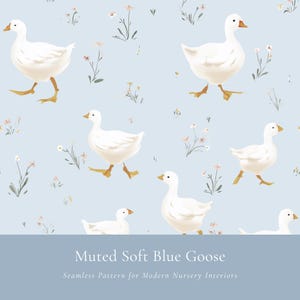 Può includere: Un motivo continuo di oche bianche con becchi e zampe gialle, intervallate da piccoli fiori e verde, su uno sfondo azzurro. Le oche sono raffigurate in varie pose, creando un design stravagante adatto agli interni delle camerette.