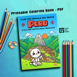 Op de afbeelding: Een kleurboek voor kinderen getiteld "Cute Cat Around the World: Peru". De omslag toont een cartoonkat met een rugzak voor een Peruaans landschap. Kleurpotloden in verschillende kleuren zijn rond het boek gerangschikt.