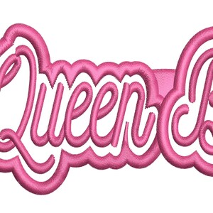 Puede incluir: Diseño bordado en rosa con las palabras "Queen B" en cursiva. El texto está delineado con un hilo rosa más oscuro, creando un efecto 3D. El diseño tiene un borde decorativo y ondulado.