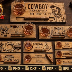 Op de afbeelding: Een collectie rechthoekige houten whiskey- en sigarenserveerplateaus met diverse lasergegraveerde ontwerpen, waaronder schedels, cowboys en nautische thema's. Elk plateau bevat een ronde uitsparing voor een glas en een gleuf voor een sigaar.