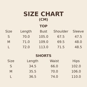 Puede incluir: Una tabla de tallas para un conjunto de top y pantalones cortos con texto marr&oacute;n oscuro sobre un fondo beige claro. La tabla enumera las medidas en cent&iacute;metros para las tallas S, M y L, incluyendo longitud, busto, hombro, manga, cintura y cadera.