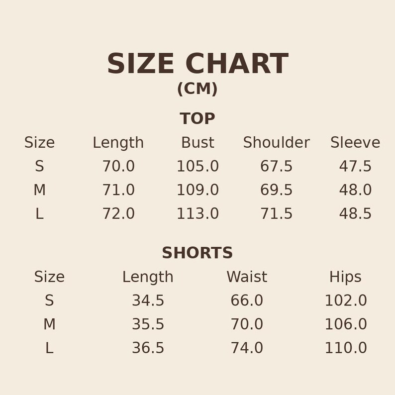Puede incluir: Una tabla de tallas para un conjunto de top y pantalones cortos con texto marr&oacute;n oscuro sobre un fondo beige claro. La tabla enumera las medidas en cent&iacute;metros para las tallas S, M y L, incluyendo longitud, busto, hombro, manga, cintura y cadera.