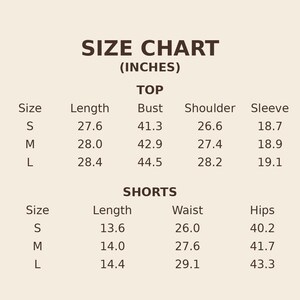Puede incluir: Una tabla de tallas con texto marr&oacute;n oscuro sobre un fondo beige claro. Enumera las medidas en pulgadas para tops y pantalones cortos en tallas S, M y L. La secci&oacute;n de tops incluye longitud, busto, hombro y manga. La secci&oacute;n de pantalones cortos incluye longitud, cintura y caderas.