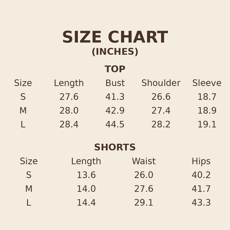 Puede incluir: Una tabla de tallas con texto marr&oacute;n oscuro sobre un fondo beige claro. Enumera las medidas en pulgadas para tops y pantalones cortos en tallas S, M y L. La secci&oacute;n de tops incluye longitud, busto, hombro y manga. La secci&oacute;n de pantalones cortos incluye longitud, cintura y caderas.