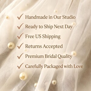 K&ouml;nnte beinhalten: Ein transparenter wei&szlig;er T&uuml;llstoff, der mit verstreuten cremefarbenen Perlen verziert ist. Der &uuml;berlagerte Text lautet: Handmade in Our Studio, Ready to Ship Next Day, Free US Shipping, Returns Accepted, Premium Bridal Quality und Carefully Packaged with Love.