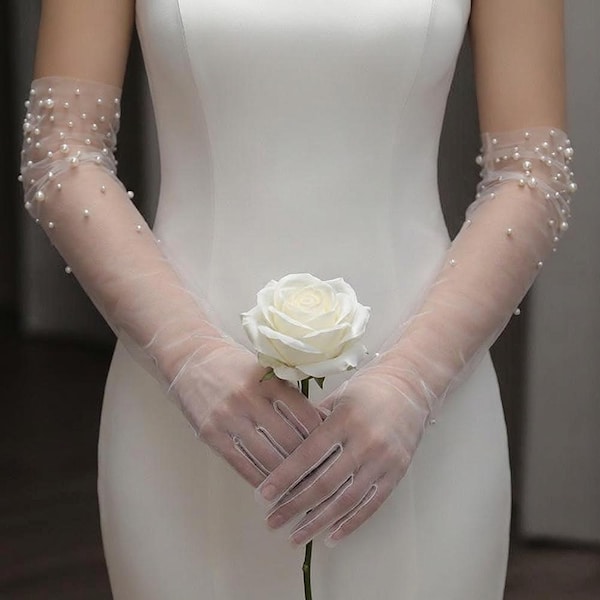 Luvas de noiva brancas, tule transparente, pérolas, longas até o cotovelo, feitas à mão, estilo vintage da velha Hollywood, acessórios para o look da noiva se arrumando.