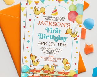Peut inclure: Une invitation colorée pour une fête de premier anniversaire sur le thème du canard. L'invitation représente un canard jaune avec un chapeau bleu, un chariot rouge avec des canards et des ballons. Le texte sur l'invitation indique "Waddle on over and celebrate Jackson's First Birthday, Apr 23 | 1PM, Jackson's House, 123 River Road, Palm Beach, RSVP to Gina at 123-1234 by April 15."