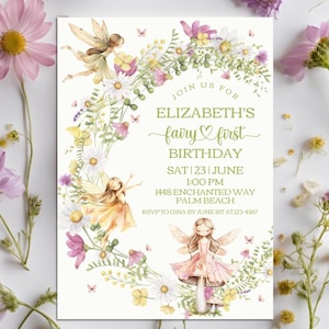 Puede incluir: Una tarjeta de invitación blanca con un borde verde y un diseño floral. El texto dice "Join us for Elizabeth's fairy first birthday, Sat 23 June 1:00 PM, 1448 Enchanted Way Palm Beach, RSVP to Gina by June 1st at 123-4567".