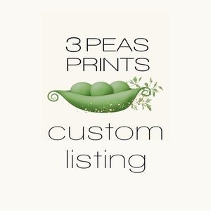 Puede incluir: Gráfico de listado personalizado con el texto "3 PEAS PRINTS" encima de una vaina de guisantes verde con tres guisantes verdes en su interior. Las palabras "custom listing" están debajo de la vaina de guisantes. La vaina de guisantes tiene detalles florales y purpurina dorada.